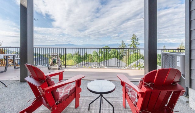 Modern Oceanview 2BR Suite with Patio & Private Entry Nanaimo Retreat