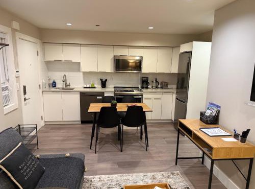 Modern Private 1 Bedroom Suite - Assigned Parking and Patio