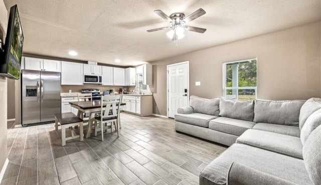 Modern San Antonio Getaway Near Riverwalk & Alamo!