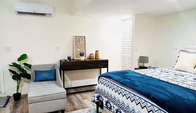 Modern Studio 10 Min to Beach with Kitchen, AC, Fast Wi-Fi and Private Bathroom.