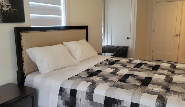 Modern Suite Near Hamilton Airport