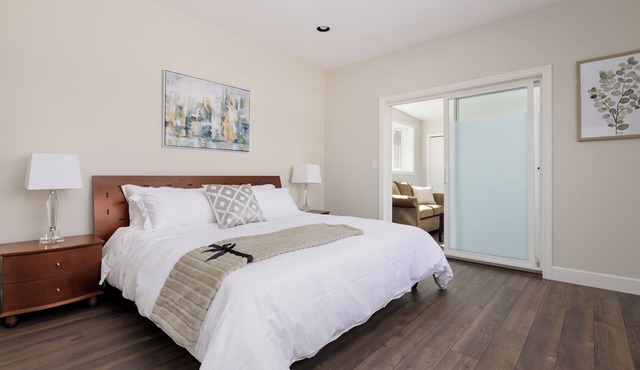 Mordern 1 BR Suite . Living Room. Private Bath. Free Parking.AC .Near YVR