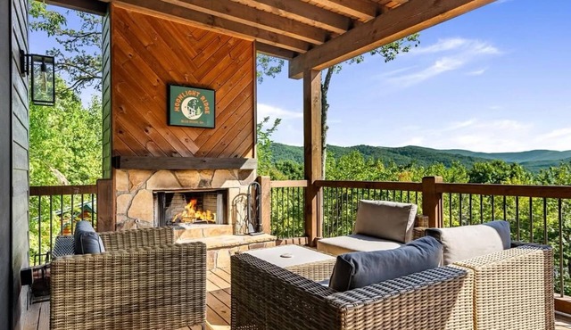 Mountain View Cabin: Hot Tub, Game Room, 7 min to Town