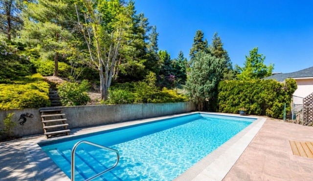 Mountain Views & Private Pool, Kelowna