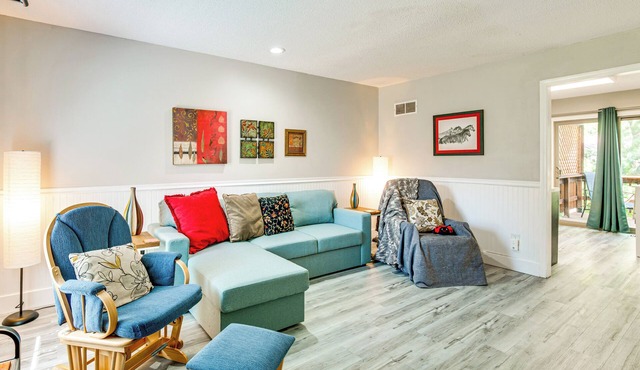 Near Arrowhead Stadium: Walkable Overland Park Gem