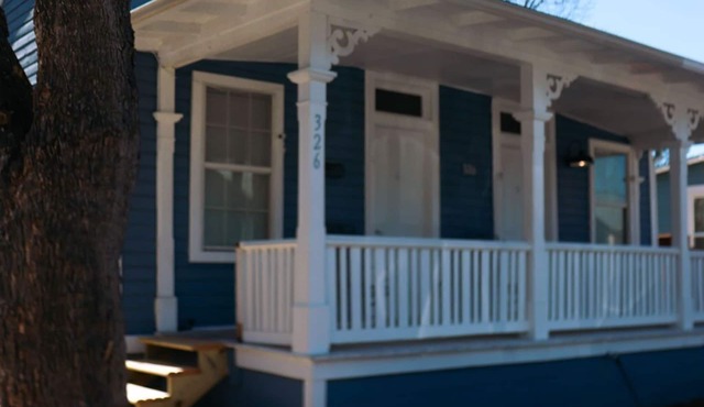 Near Riverwalk, Hemisfair, Art & Dining Spots
