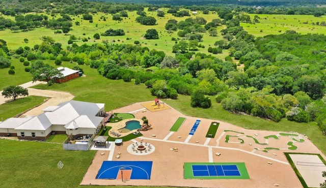 * NEW 5 STAR HILL COUNTRY RETREAT *