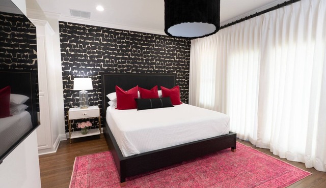 New! Chic Cottage Home W/Backyard Pool - 12 min to the River Walk!