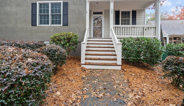 NEW! Golf Cottage- 5 min walk to the lake, beach area, marina and clubhouse!