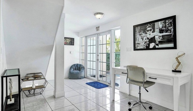 NEW Heated Pool, 10min to Beach, BBQ, Board games