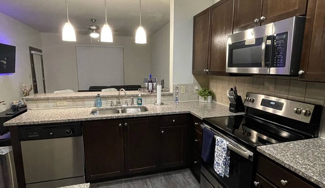 ⭐️NEW LISTING⭐️Luxury Condo Suite w/Netflix & Wine