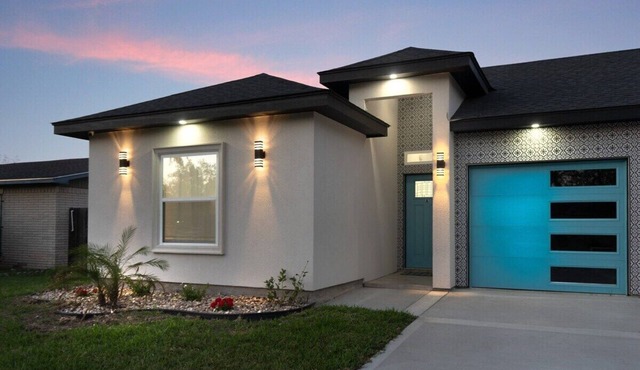 New Luxury Poolside Escape w/Tesla Parking/Charger