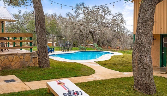 NEW Pool, Deck, Fire Pit, Views, Walk to Wineries, Sleeps 18!