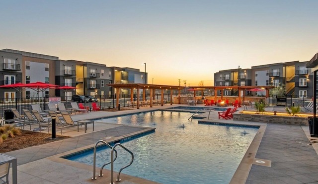 “NEW” Studio with pool, Baylor Medical, CO River, Lakes, WiFi, games, gym, tv