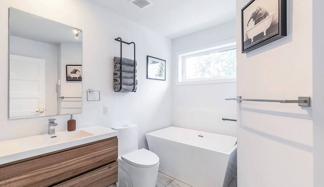 Newly Built Modern Family 3 BR Free Parking