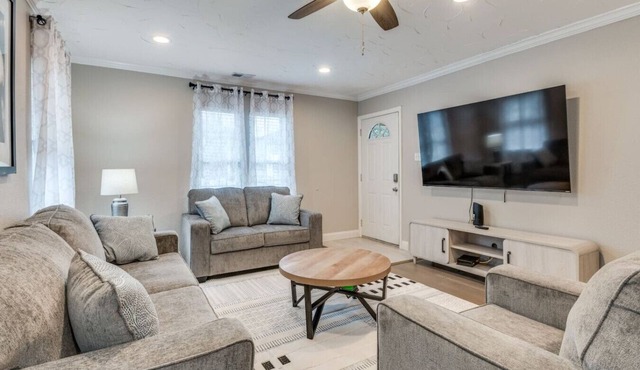 Newly Remodeled Gem | Near Love Field + Backyard