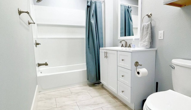 Nomad Friendly - All Bills Paid- Near Downtown SA