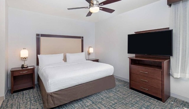 North Atlanta Getaway: Indoor Pool, Fitness Center & Parking + Breakfast