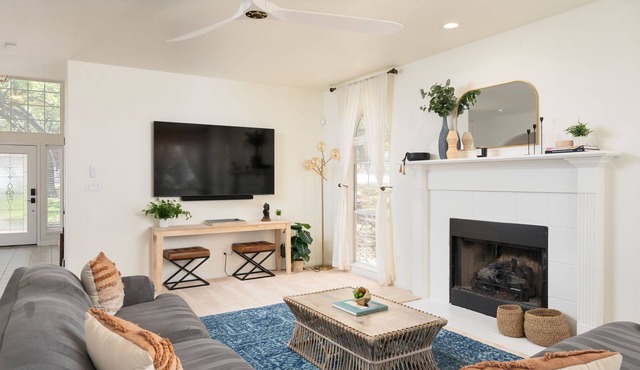 Oak Haven: Comfortable, Spacious Stay Near Airport with Hot Tub