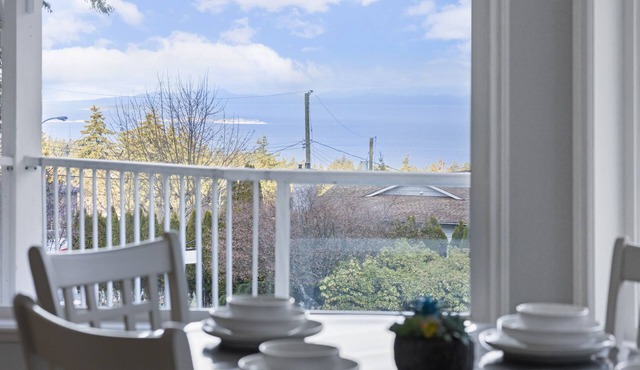 Ocean view, Hot Tub, Center location! 4 mins to beach front!