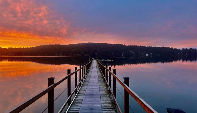 Oceanfront Cottage: Dock, Beach Access, Hot Tub, BBQ & Free Kayaks