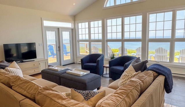Oceanfront steps to beach, great views and two sleeping wings, AC 4 br