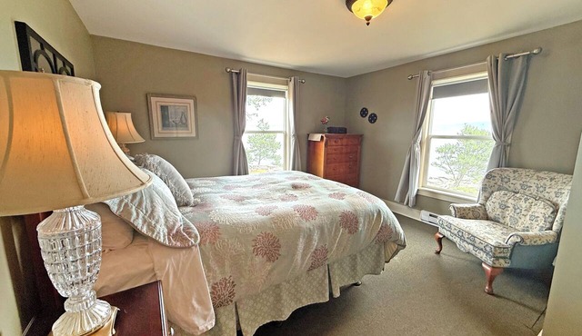 Oceanfront Suite with Big Bath Tub & Private Bath - Rm 7