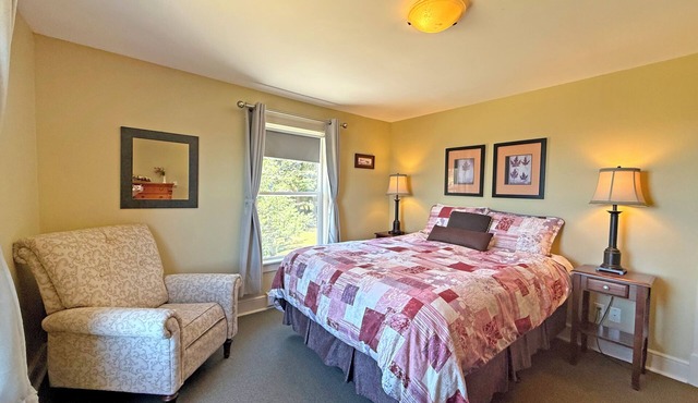 Oceanfront Suite with Relaxing Tub & Private Bath - Rm 2