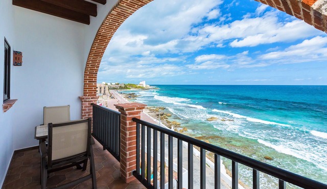 Oceanside Villa "Veracruz" with a/c pool in centro 5 min stroll to beach