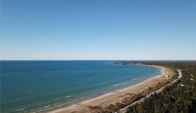 Open Concept 2 Bedroom Cottage Close To The Beach