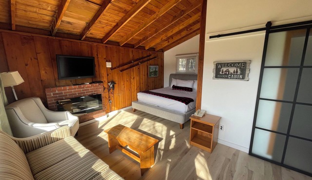Open-Concept Queen Chalet