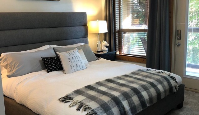 Osoyoos Lakeview Getaway, 2 King Beds, Pool, Hot Tub & Garage, Pet Friendly