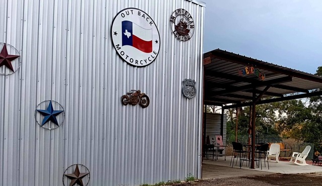 Out Back Bunkhouse. Find peace & quiet in the country, 7 miles outside of town. in Bryan