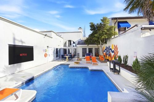 Outdoor Oasis - Poolside Movie Nights - Sleeps 16