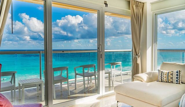 Panoramic Beachfront Studio w/Breathtaking Ocean Views & Top Location