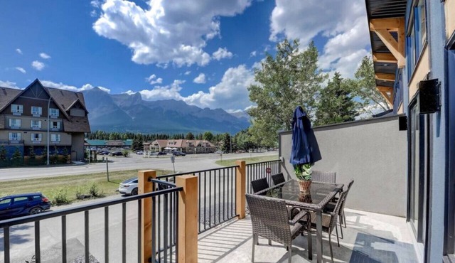 Panoramic Mountain Views, BBQ and Outdoor Patio