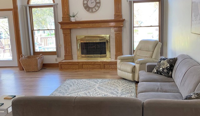 Peaceful 3-bedroom accessible ranch home with AC, WiFi in Eastside Olathe.