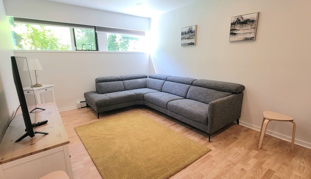 Peaceful, Cozy 2bd in British properties West Vancouver