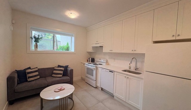 Peaceful Private Suite in Beautiful Home. 20 min to downtown