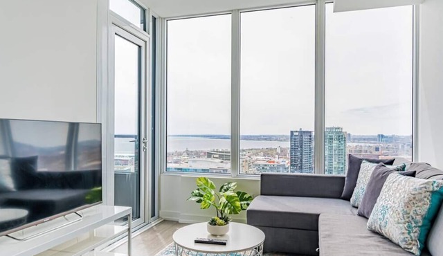 Penthouse 2BR-2Bath, Lake View