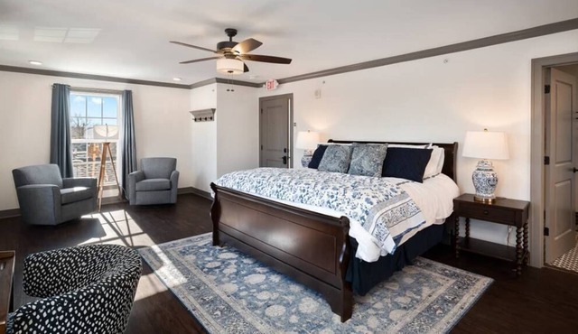 Penthouse King Studio On Main w/ Sweeping Views!