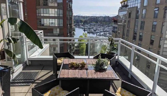Penthouse with Large Deck on Seawall/Beach w/Views