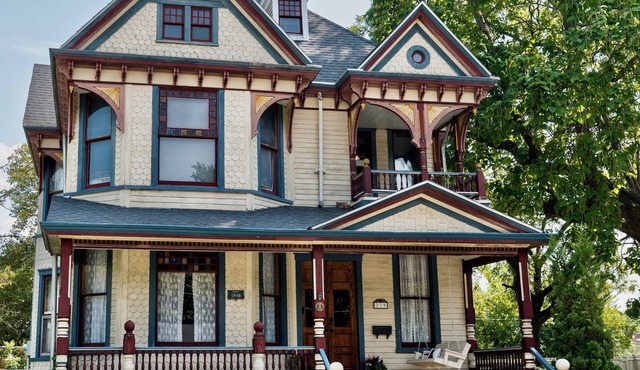 Perfect weekend escape 45 min from Kansas City - wineries + shopping + charm