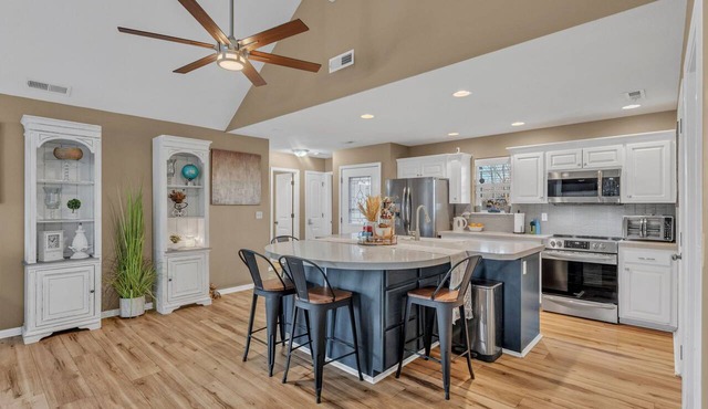 Pet-Friendly 3BR Near Kansas City, Fenced Yard, King Suite