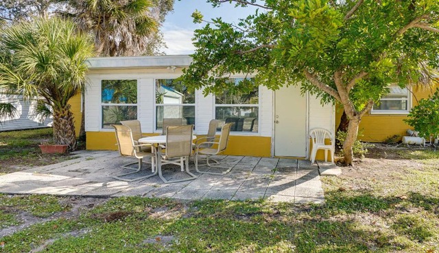 Pet-Friendly Englewood Home - 4 Mi to Beach!