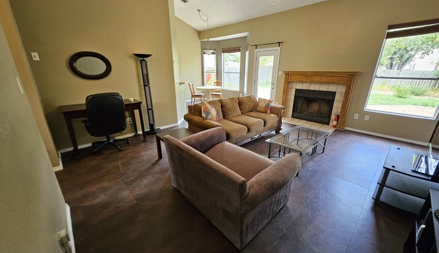 PET FRIENDLY Spacious 2 Bedroom House in N. Austin w/large yard near the Domain