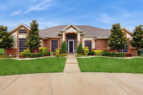 Pool & Outdoor Bar! Spacious Getaway in Sachse