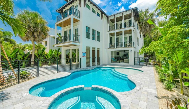 Pool, Putting Green, Steps to Shopping, Tons of Living Space -The Shore House