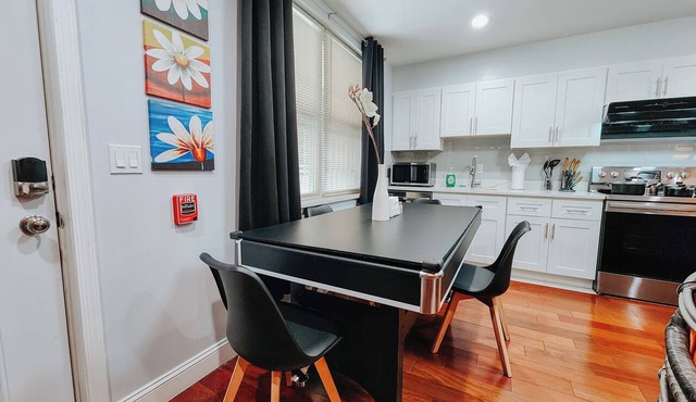 Pool Table/5 King Beds/2 Free Driveway Parking