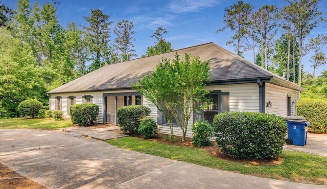 Poolside Conyers retreat, sleeps 8